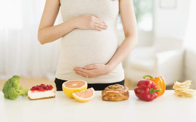 Dinh dưỡng 3 tháng cuối thai kỳ: Ăn gì tốt cho mẹ lẫn con để cán đích thành công?