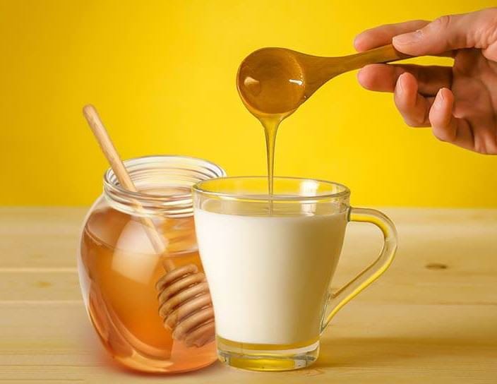 Có nên trộn mật ong với sữa?