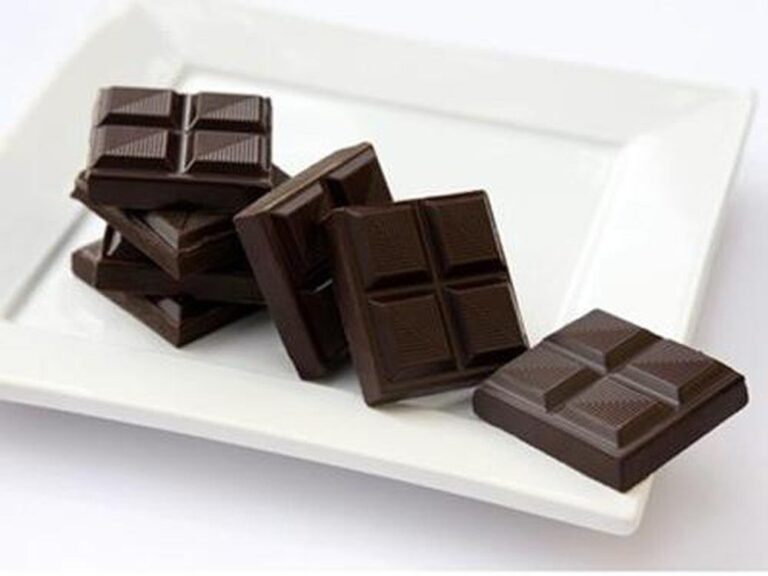 Có nên ăn socola đen trước khi quan hệ?
