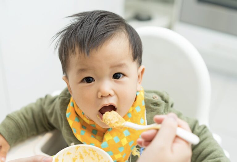 Lưu ý chọn thức ăn và đồ uống cho trẻ từ 6 đến 24 tháng tuổi