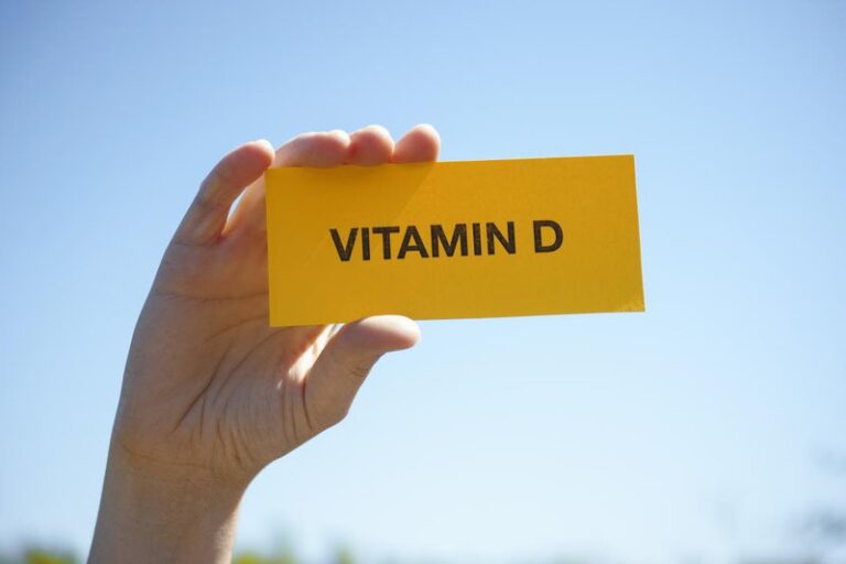 Người lớn có cần bổ sung vitamin D?