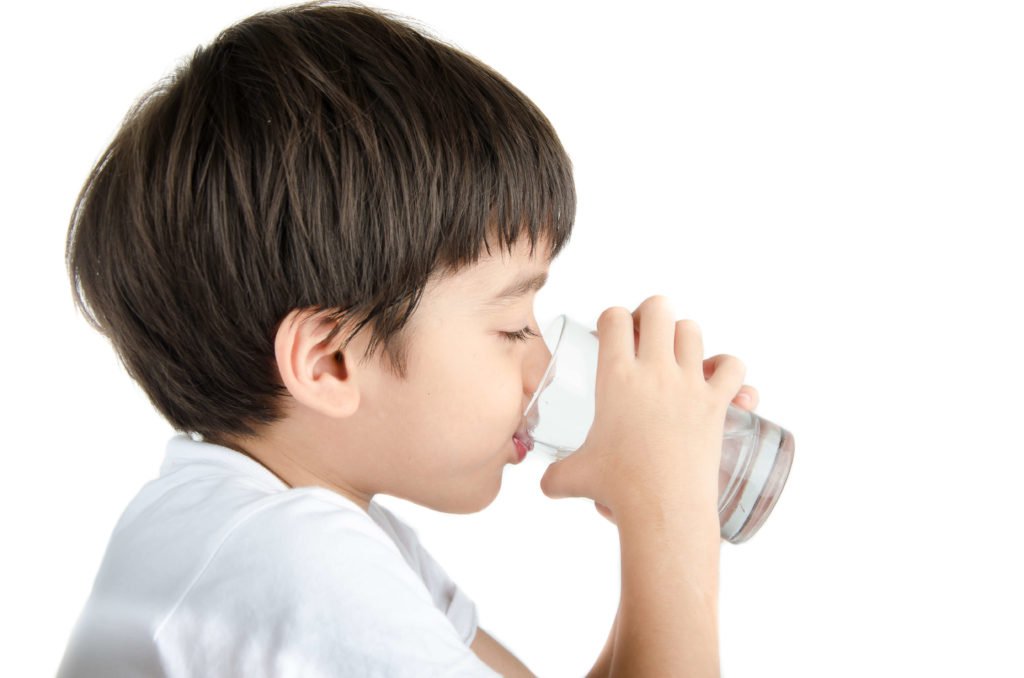 Cung cấp nước lành mạnh cho trẻ từ 1-4 tuổi