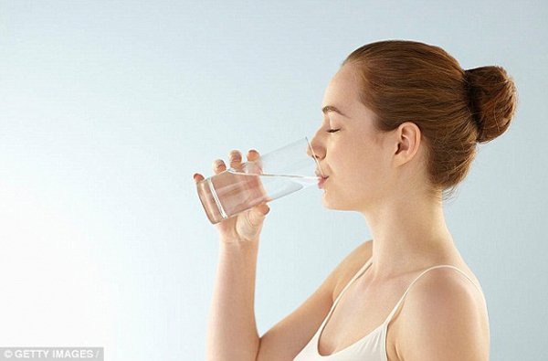Uống nhiều nước hơn giúp bạn giảm cân như thế nào?