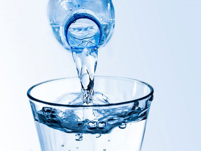 Uống nhiều nước khoáng có tốt không?