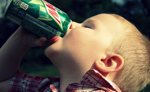 Vì sao trẻ em không nên uống nước tăng lực?