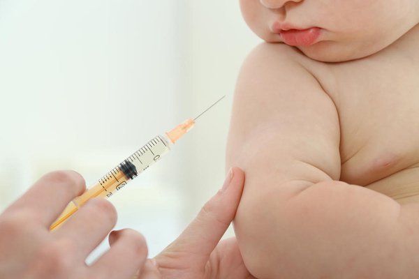 Trẻ tiêm vắc-xin phế cầu bị sốt nhưng không uống được thuốc cần phải xử trí thế nào?