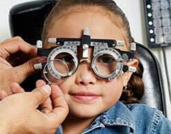Trẻ 4 tuổi bị viễn thị 11,5 độ kèm loạn thị 2 mắt điều trị như thế nào?