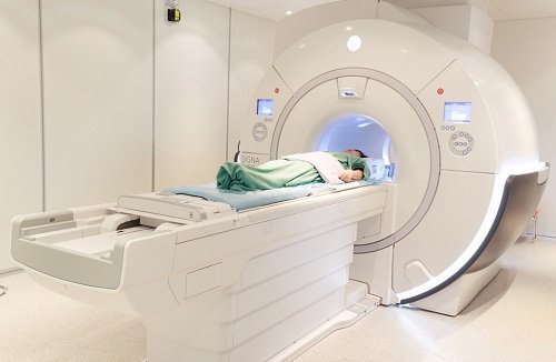 Chụp MRI não có chẩn đoán được nguyên nhân đau đầu không?